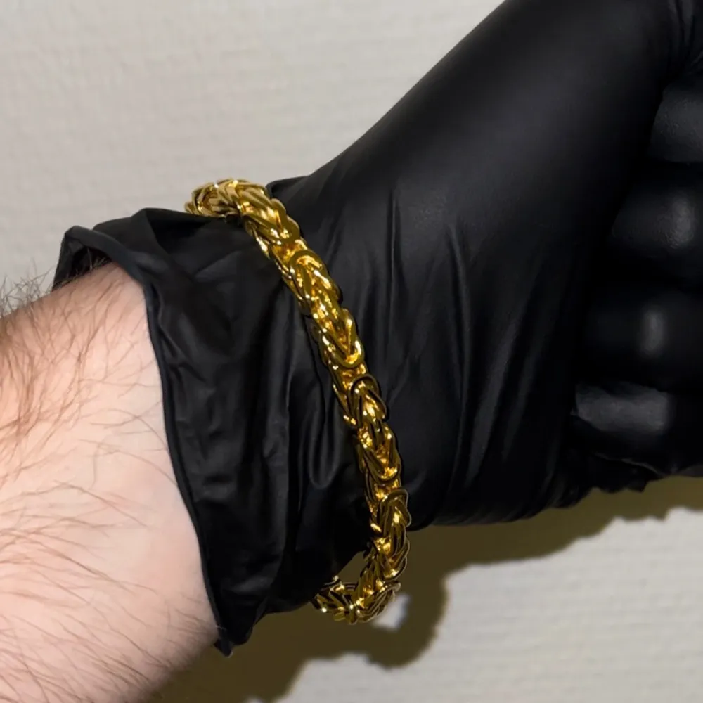 Kejsarlänk armband i 14K guldplätering, utrustad med ett kistlås med 15st VVS-Top CZ prong-set stenar som blänker fint och fångar blickar! Stämpel 14K (notera att armbandet är pläterat, ej massivt guld). Längd 20.5cm och bredd 6mm.. Asusteet.