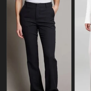 Bikbok Vilma kostymbyxor  - Sparsamt använd, inga defekter. Högmidjade svarta 