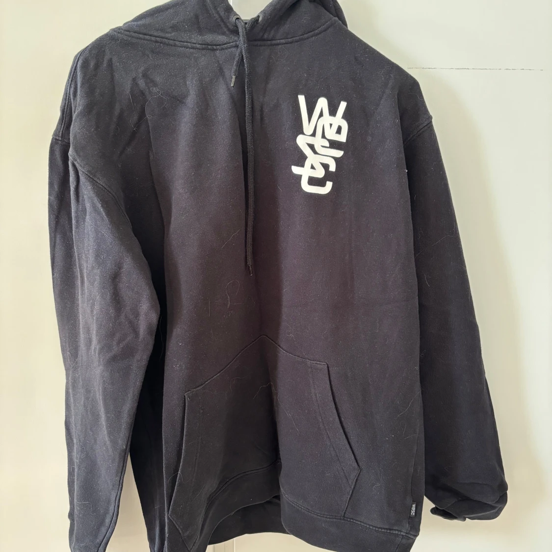 Svart hoodie från WESC
