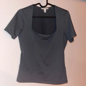 Tröja - Mörkgrå tight t-shirt ifrån H&M med kvadratisk urringning🩶