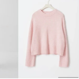 Ljusrosa stickad tröja - Superfin ljusrosa stickad tröja! Nästan aldrig kommit till användning så i väldigt bra skick💕