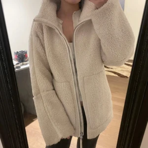 Teddyjacka hm - Helt slutsåld. Väldigt fint skick, dock Liten defekt i ena fickan, går enkelt att sy. Storlek xs 