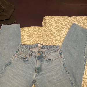 Ljusblå jeans från Nelly - Säljer ett par ljusblå jeans från Nelly. Storlek 32 och knappt använda. Ingen bild när jag har dom på mig därav dom är för små men önskas bild kan jag försöka fixa det.
