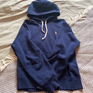Ralph Lauren hoddie - Säljer denna schyssta hoddien från ralph Lauren i storlek m. Men passar mer som en S. Extremt fint skick överlag inga märken, fläckar eller liknande. Skriv för mer info alternativt mer bilder.// Eskil