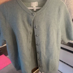 Ljusgrön kofta från H&M - Säljer en ljusgrön kofta från H&M, slutsåld o fint skick 🥰