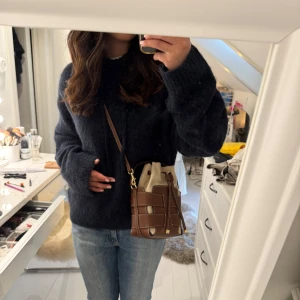 Stickad hoodie - Såå himla gosig stickad hoodie i en oversized modell!! Perfekt layering på en svalare vår/sommarkväll😍💕 Köptes nyligen för nästan dubbla, men endast använd 1-2 gånger, säljer då jag verkligen måste rensa!! Säljer en likadan grå😇