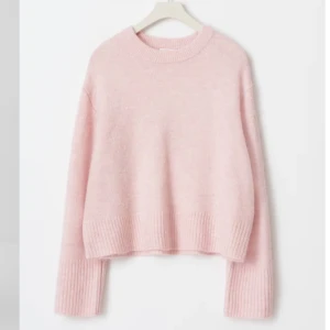 Rosa stickad tröja  - Jätte fin rosa stickad tröja från Gina Young. Slutsåld på hemsidan. Passar mig som vanligtvis har S. Pris kan diskuteras vid snabbt köp💗