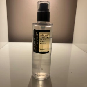 COSRX Advanced Snail 96 Mucin Power Essence - En genomskinlig pumpflaska med COSRX Advanced Snail 96 Mucin Power Essence. Essencen är lätt och geléaktig, perfekt för återfuktning och glow. Flaskan rymmer 100 ml och har svart pump och lock. Har int andvänt så mycket som ni kan se o pris kan diskuteras. Köpt för 300kr ish💞
