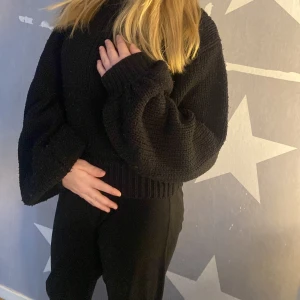 Svart stickad tröja från Bubbleroom - Säljer en svart stickad tröja från Bubbleroom by Molly Rustas i storlek XS. Tröjan har långa, vida ärmar och bred ribbad mudd vid ärmslut och nederkant. Perfekt för en mysig och stilren look.