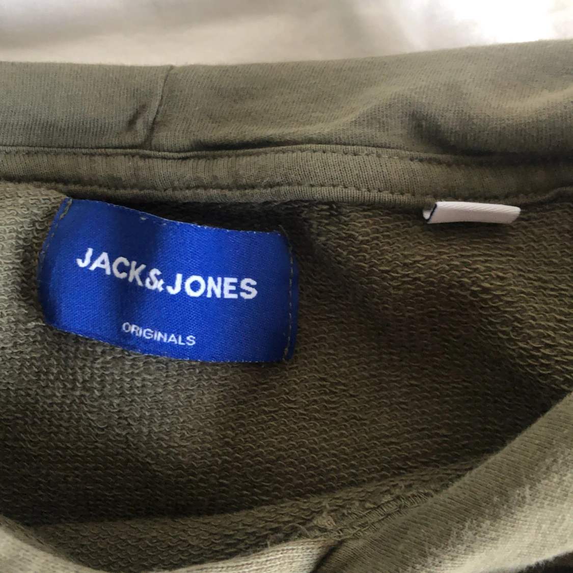 Olivgrön hoodie från Jack & Jones - 2
