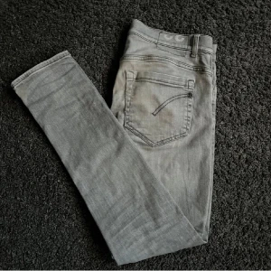 Dondup George  - Tja säljer ett par dondup George! Jeansen har inga defekter, skicket är  8/10. W 33 på jeansen, mått: benlängd 105cm, innerbenslängd 77cm, midjemått 86cm. Hör av er vid minsta fundering! Snabb affär= bättre pris💫