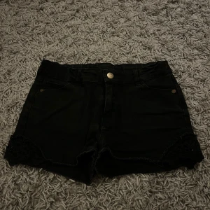 Svarta jeansshorts  - Finns lite spets detaljer, knappt använda 
