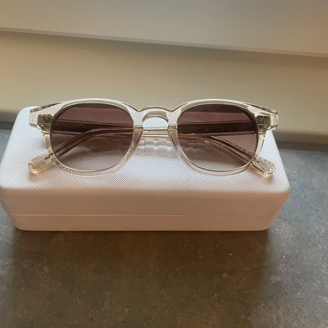 Ecrufärgade solglasögon från Chimi - 2