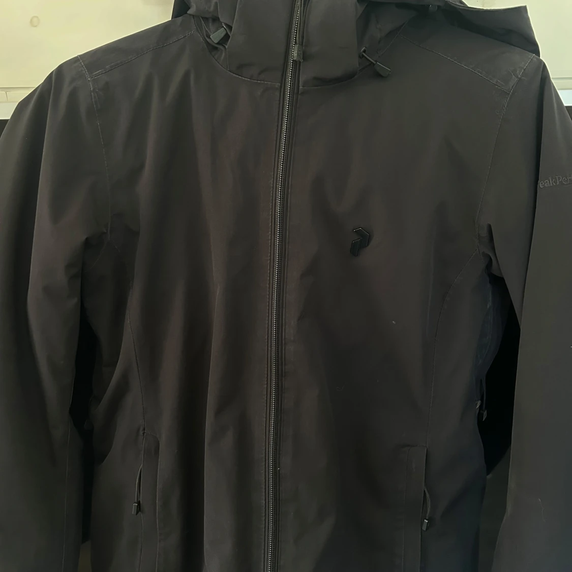 Svart vindjacka från PeakPerformance med huva - 1