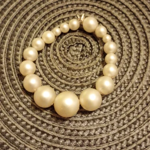 Pärlarmband med stora vita pärlor - Säljer ett elegant armband med stora vita pärlor i olika storlekar. Perfekt accessoar för att lyfta din outfit med en klassisk och tidlös känsla. Armbandet har ett enkelt lås i metall.