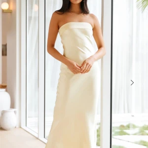 Hello Molly Gul Satinklänning - Säljer en elegant axelbandslös långklänning från Hello Molly. Helt ny med lapp, endast testad. Sitter fint på kroppen. OBS att den inte är struken på bilderna, därför ser tyget skrynklig ut. Jag är 165 och har normalt S. Hör av dig om du har några frågor!💕