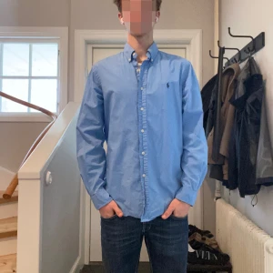 Blå Ralph Lauren skjorta - Blå Ralph Lauren skjorta i bra skick | Storlek: M | Perfekt nu till våren☀️| Jag är 180 och väger 65kg📏| Skriv vid frågor och pris är diskuterbart | Frakt inom 48h📦