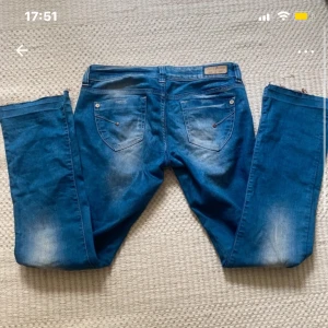 Blå jeansbyxor från Rich & Royal - Säljer ett par klassiska blåa bootcut jeans. Köpte från Vinted men själva märket är rich and royal! Jättefina o snygga jeans men några slitningar❤️( har lagt ut dem på Vinted också! )