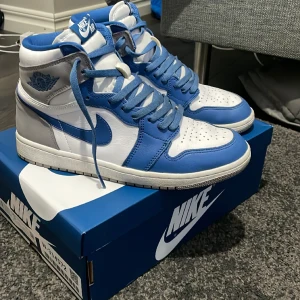 Jordan 1 high true blue  - Jag säljer nu min jordan high true blue i storlek 43, skick 9/10. Säljer på grund av att de ej kommer till användning. (Kan gå ner i pris vid snabb affär) 