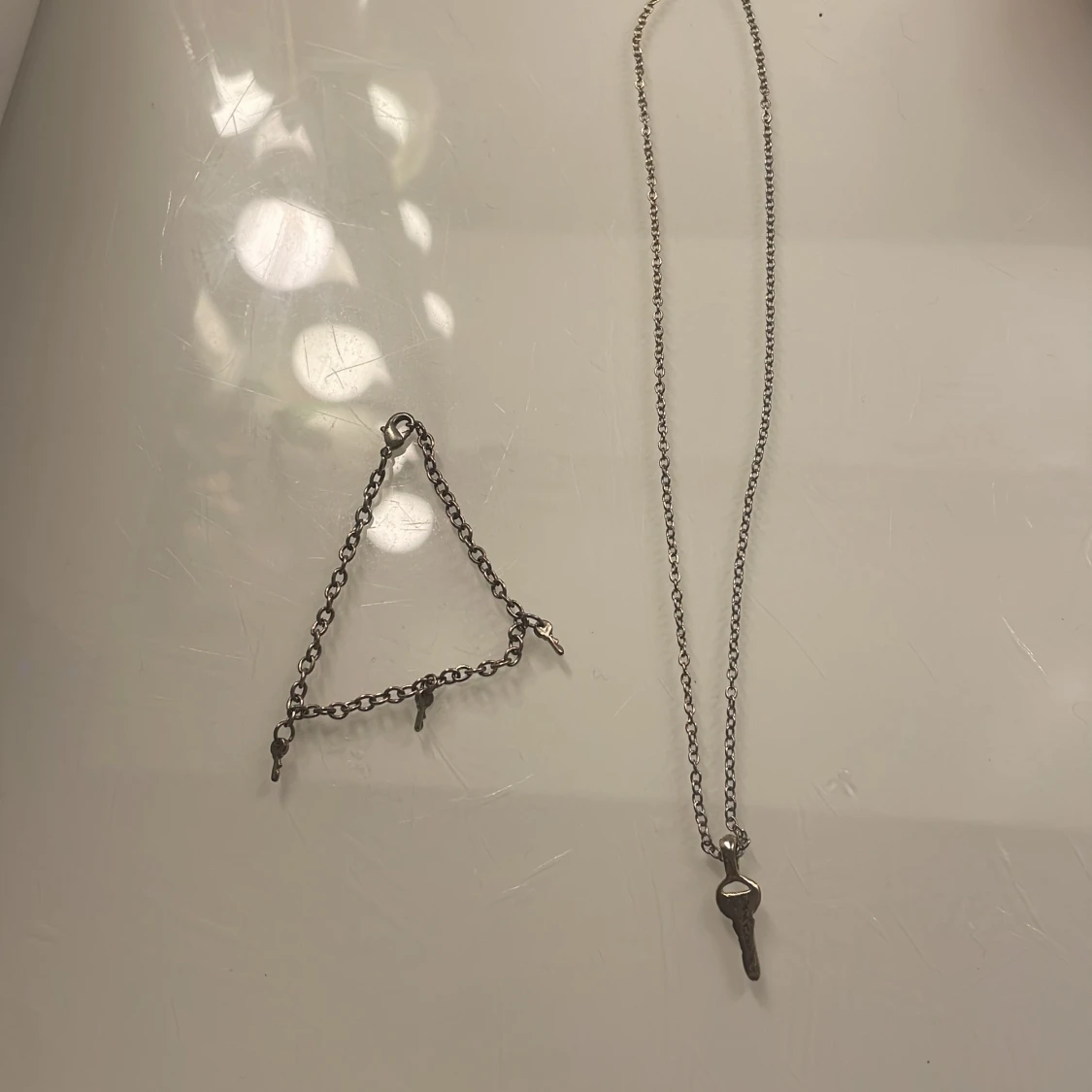 Silverfärgat smyckeset med nyckelberlocker