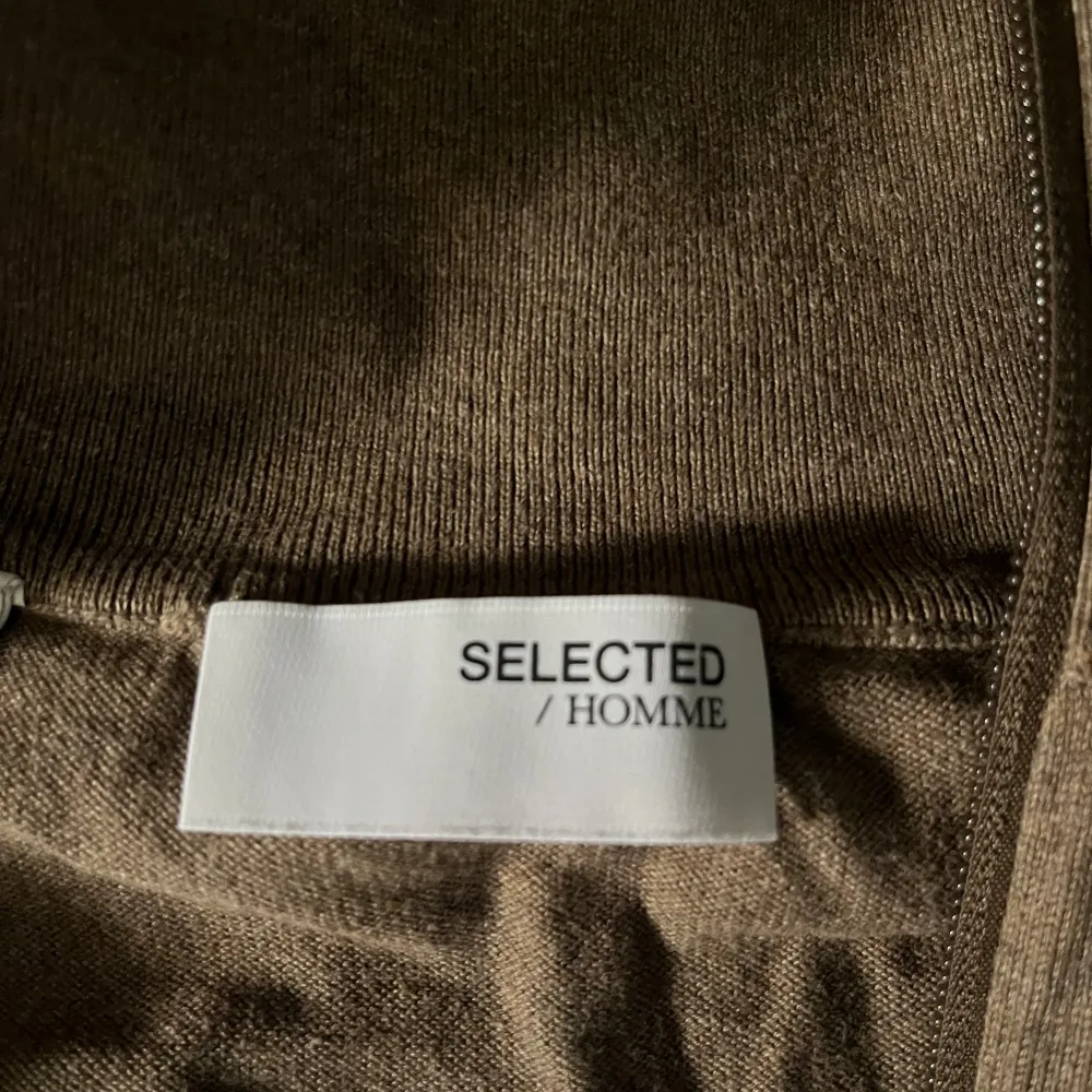 Säljer en brun kofta från Selected Homme med dragkedja framtill. Enkel och stilren design.. Neuletakit & Villapaidat.