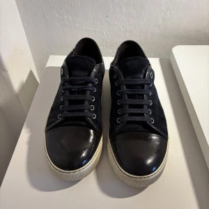 Lanvin Skor Navy - Säljer ett par schyssta lanvins i navy! De är EU 41-42 UK 7. De är i ett bra skick med få tecken på användning. Nypris: 4500 kr. Endast skorna ingår. Har inte bråttom att sälja så priset är ej förhandlingsbart.