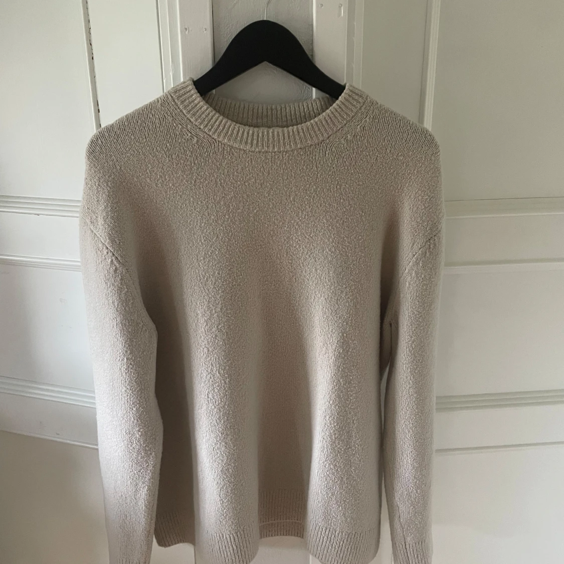 Beige stickad tröja Arket