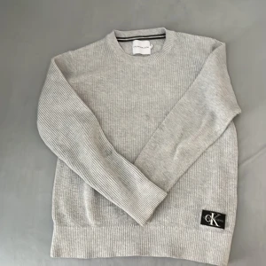Grå stickad tröja från Calvin Klein  - Säljer en grå Calvin Klein tröja. Bra skick och äkta!