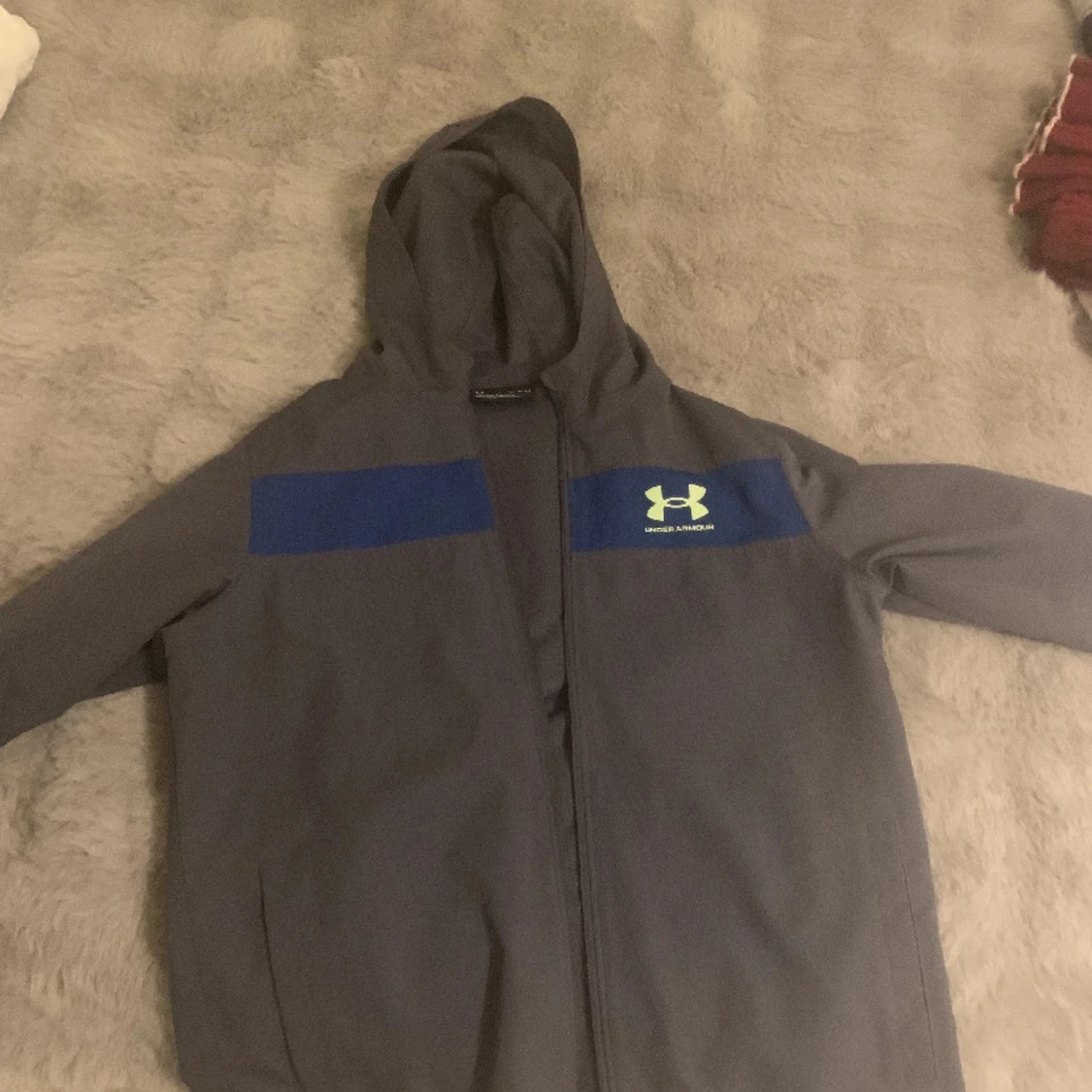 Grå hoodiejacka från Under Armour