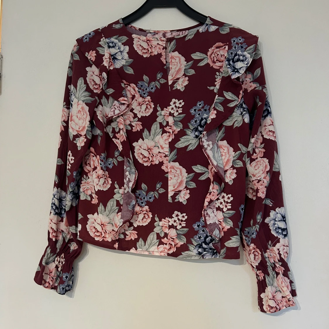 Vinröd blus med blommor  - 1