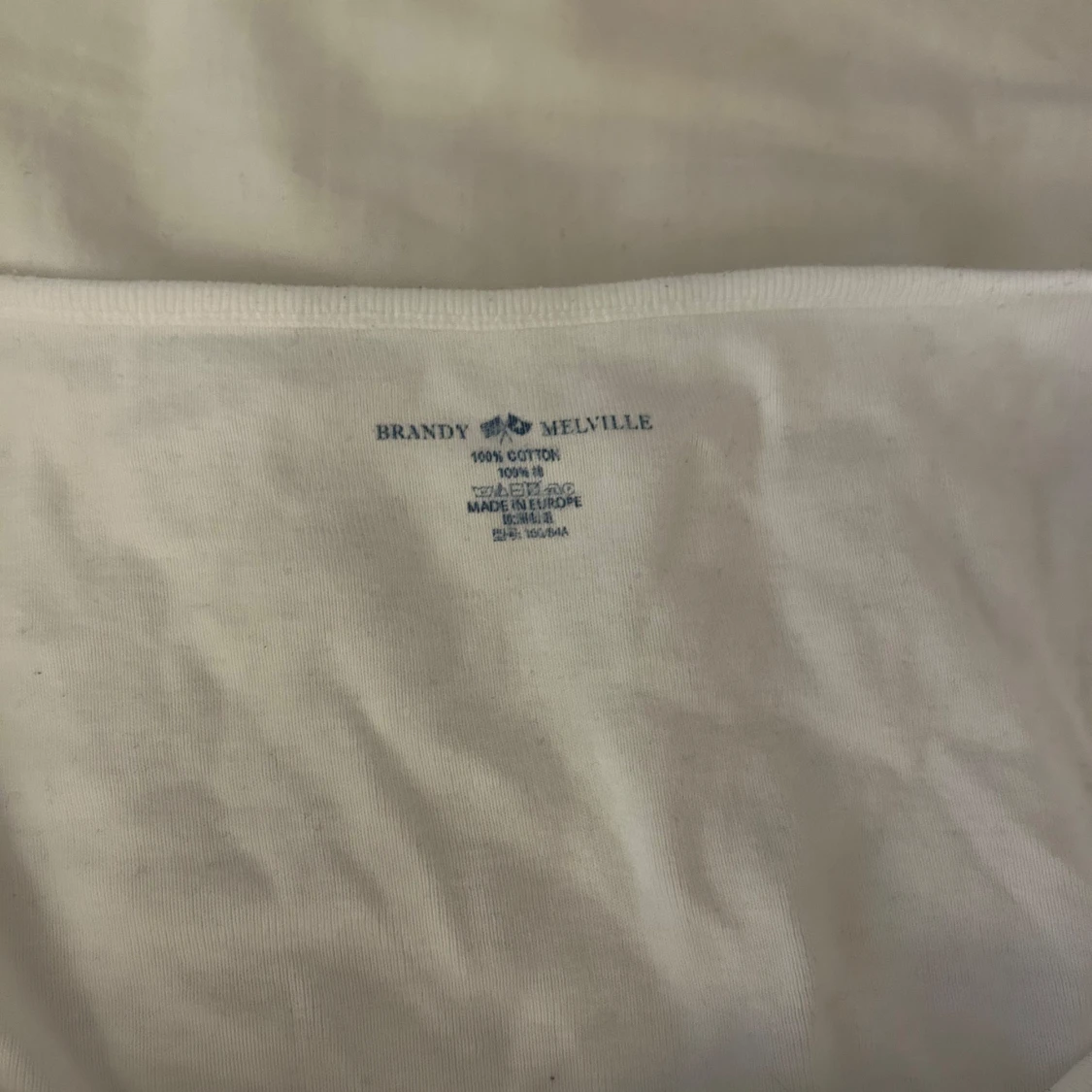 Vit topp med rynkdetalj från Brandy Melville - 1