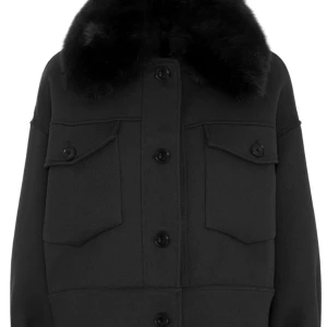 Svart jacka med fuskpäls-krage - Säljer en svart jacka med stor fuskpäls-krage och knappar framtill. Jackan har två stora bröstfickor där man får plats med väldigt mycket! Perfekt för vår och höst. Man kan även ta av pälsen💕