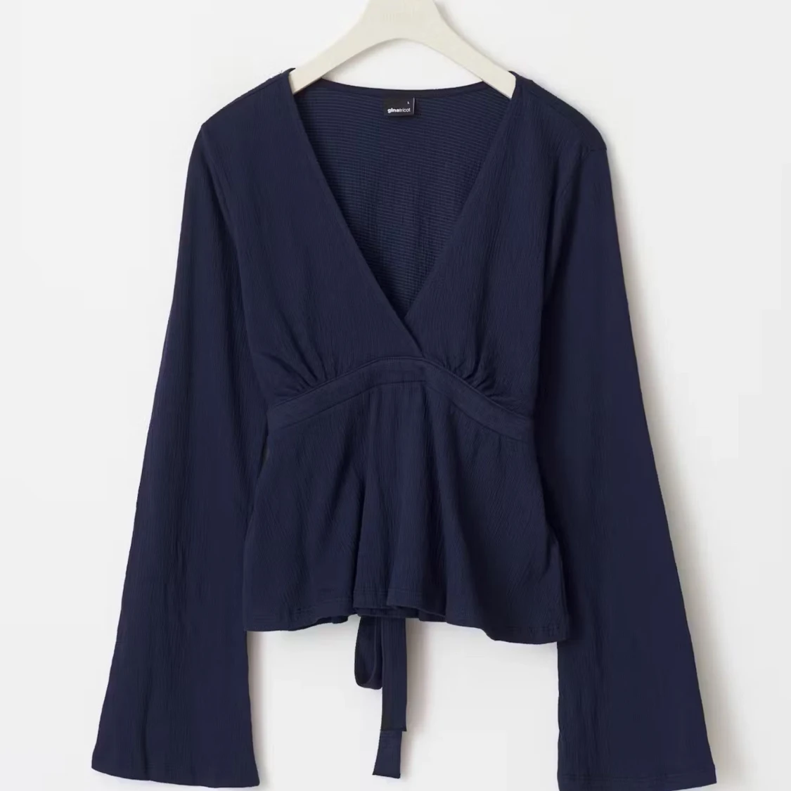 Tie top från ginatricot