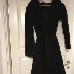 Svart kappa - Strlk 34/XS