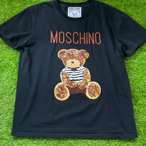 Moscino t shirt  - Bra passform skönt material aldrig använt 