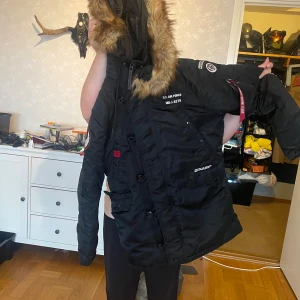 Kill jacka  - Säljer denna vinterjackan åt min bror den ser helt oanvänd ut den är ifrån Alpha industries 