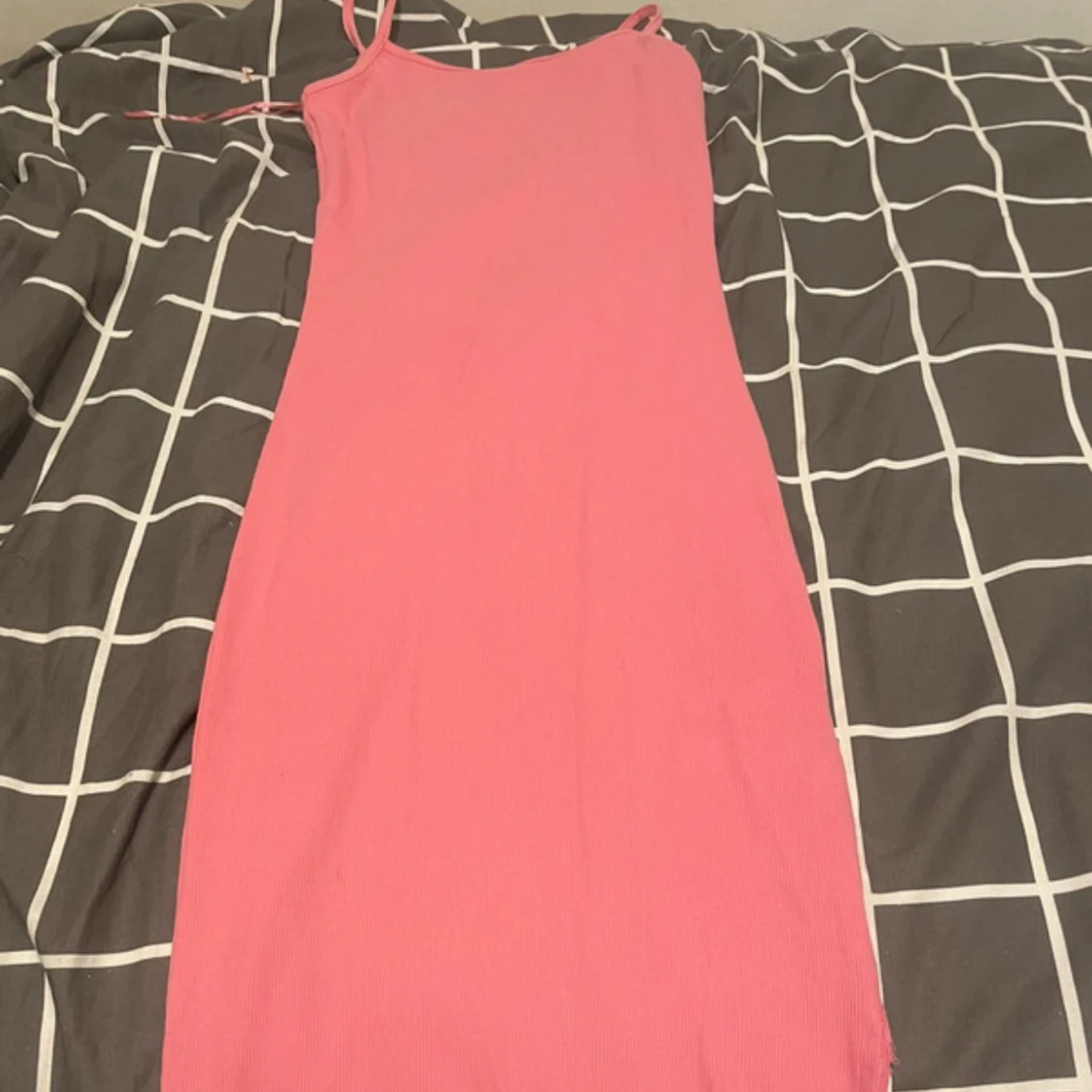 Rosa ribbad klänning med smala axelband