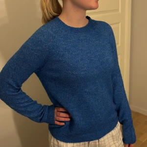 Blå stickad tröja  - Säljer en blå stickad tröja från Pieces som aldrig är använd. Tröjan är i storlek s!