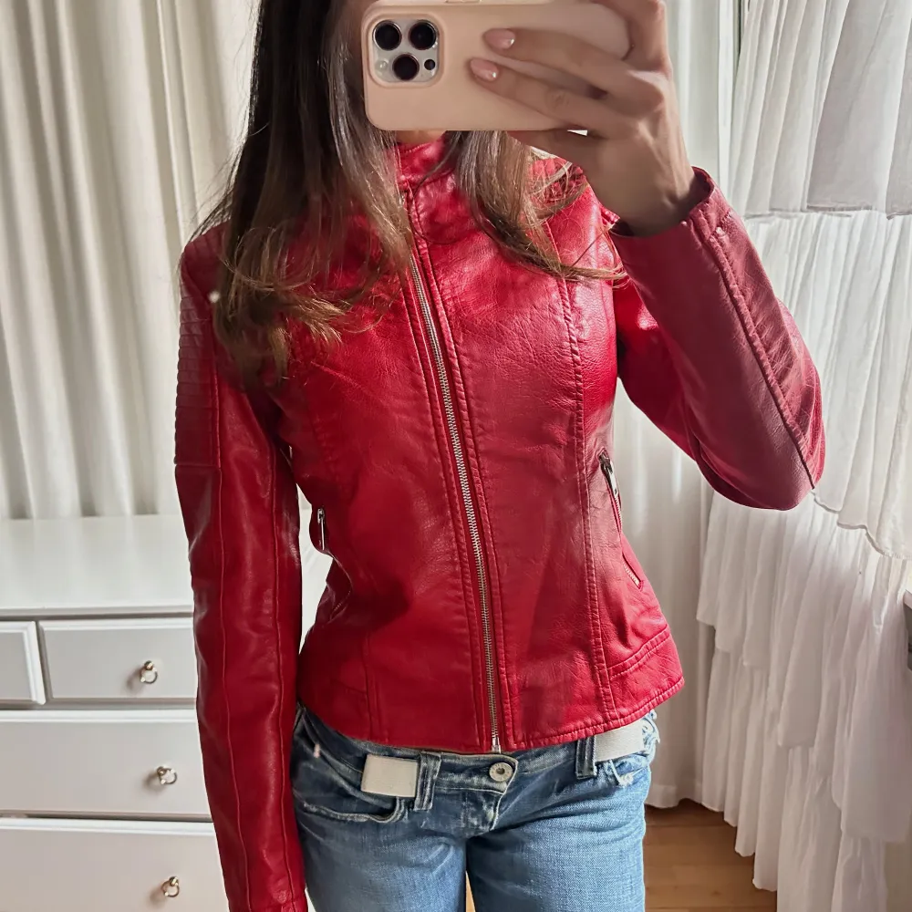 Snygg vintage röd skinnjacka❤️💋lite sliten i kragen men inget som syns. Takit.