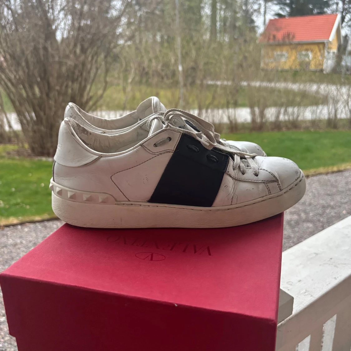 Valentino sneakers med blå detalj - 1