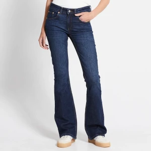 Mörkblå lågmidjade jeans  - Snygga mörkblå jeans med bootcut passform och klassisk femficksdesign, Jeansen har låg midja.