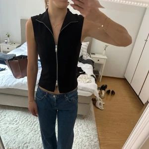 Festtopp - Jättesnygg festtopp med dragkedja i mitten som man kan sätta hur man vill. Jättesnygg att ha lite uppknäppt eller helt stängd som en ”väst”💕 Använd ca 2 gånger🫶🏼