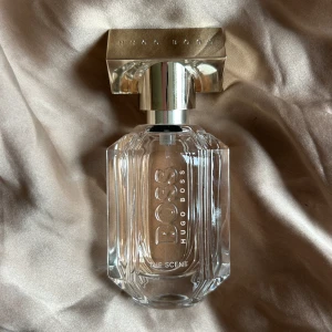 Hugo Boss Parfym - Suuupergo parfym. Det heter Boss The Scent for her. Fräsch fruktig och lätt blommig doft med kakao. Väldigt trevlig men den kommer inte ofta till användning.köpt för ett år sen. Hör av dig vid funderingar. Denna är 30 ml men använt litegrann