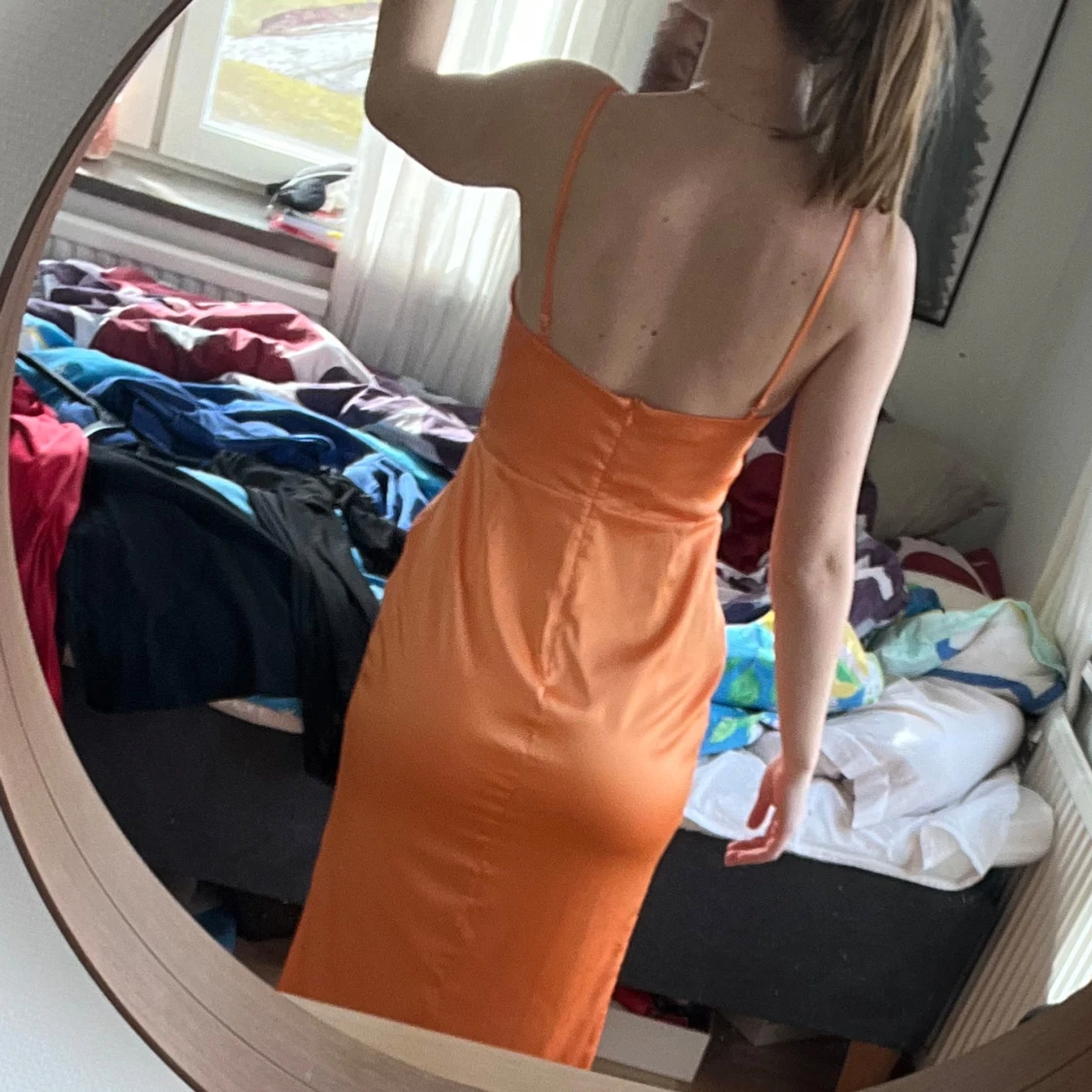 Orange satinklänning med smala axelband - 2