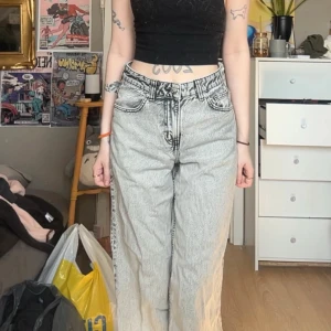 Ljusa Jeans - sparsamt använda, jag är 1,63cm.