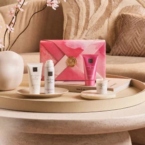 Nytt! Rituals gåvoset Sakura  - Helt nytt! Har inte öppnat förpackningen. Lyxigt gåvoset från Rituals med produkter berikade med körsbärsblomma och rismjölk. Innehåller bland annat body scrub, bodylotion, duschskum och doftljus i vackra rosa och vita förpackningar. Perfekt för dig som älskar blommiga dofter. Nypris 299:- exakt innehåll syns på sista bilden.