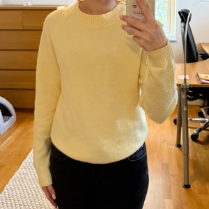 Ljusgul stickad tröja från Vero Moda - Säljer en ljusgul stickad tröja från Vero Moda. Jätte fin färg till våren och väldigt bekväm. Storlek S.