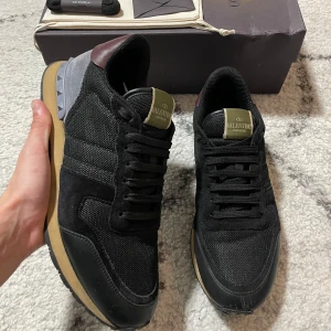 Valentino rockrunners - Valentino rockrunners | skick 9/10 (endast en defekt) Storlek 41 passar 41-42 (UK 7) Allt ingår! | fler frågor? Kontakta oss! | 