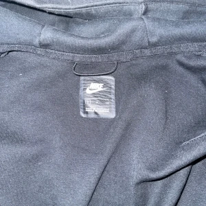 Svart nike tech hoodie - Säljer min Nike tech hoodie, använt ca 1 år, inga hål eller slitage. Pris kan alltid diskuteras