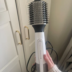 Varmluftsborste  - Säljer denna värmeborste från ”Remington” som är använd fåtal gånger. Borsten är i superbra skick och har olika styrkor på lufttrycket och värme. Borsten ger superfina blowouts, köpte borsten för 524 kr💗😊